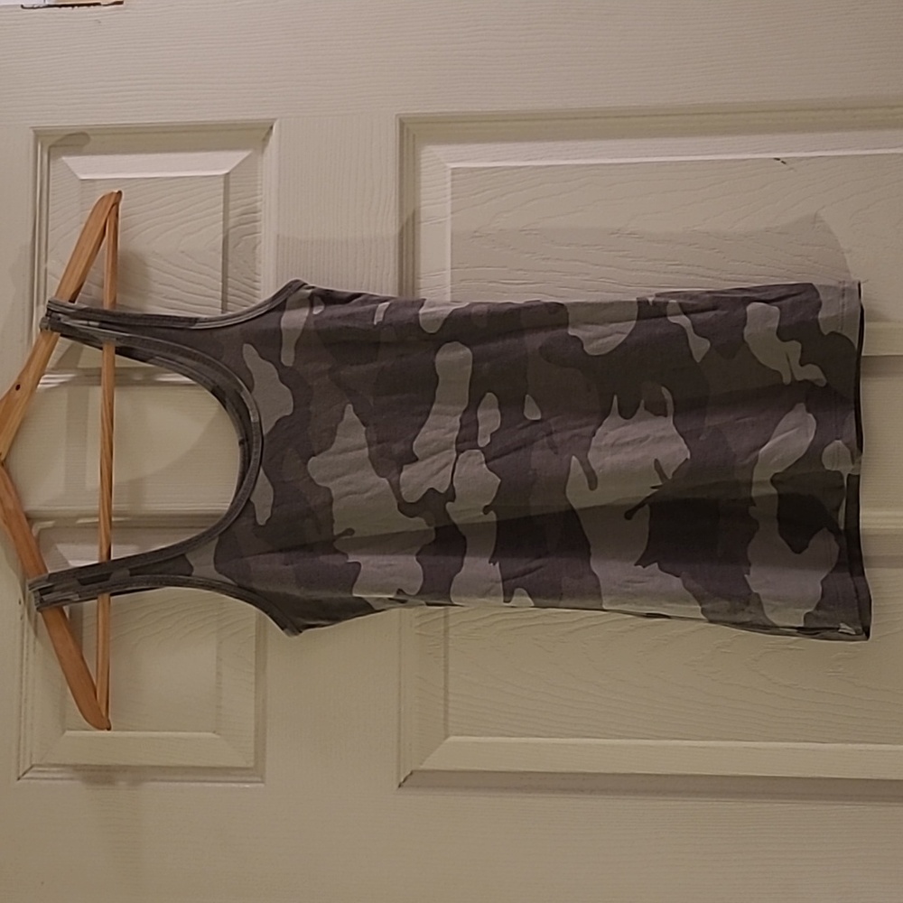So, soft stretchy, fitted green camo tank top, S